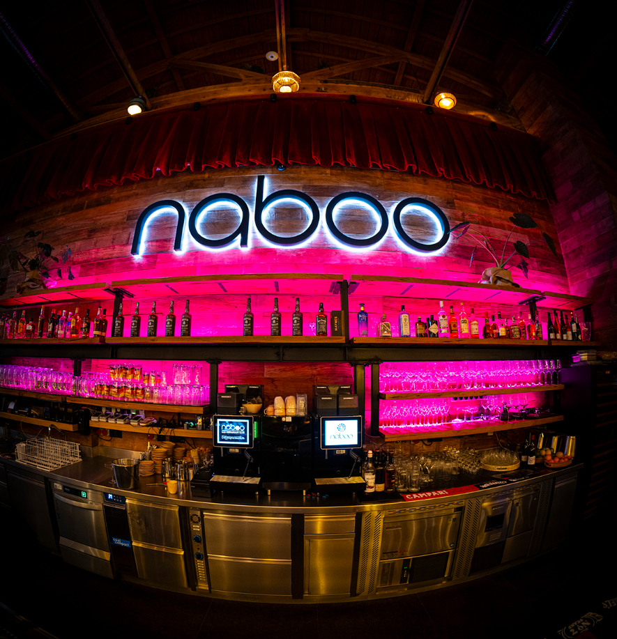 Cocktail des Restaurant Naboo, serviert mit Crushed Ice und Minze